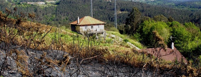 Habitações ameaçadas por incêndio no monte de Antas