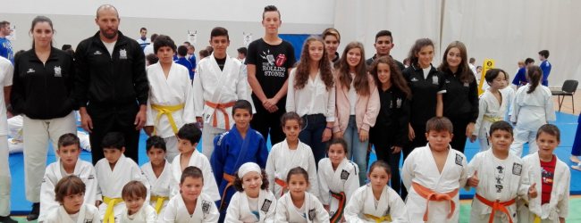 Com a presença de jovens judocas courenses